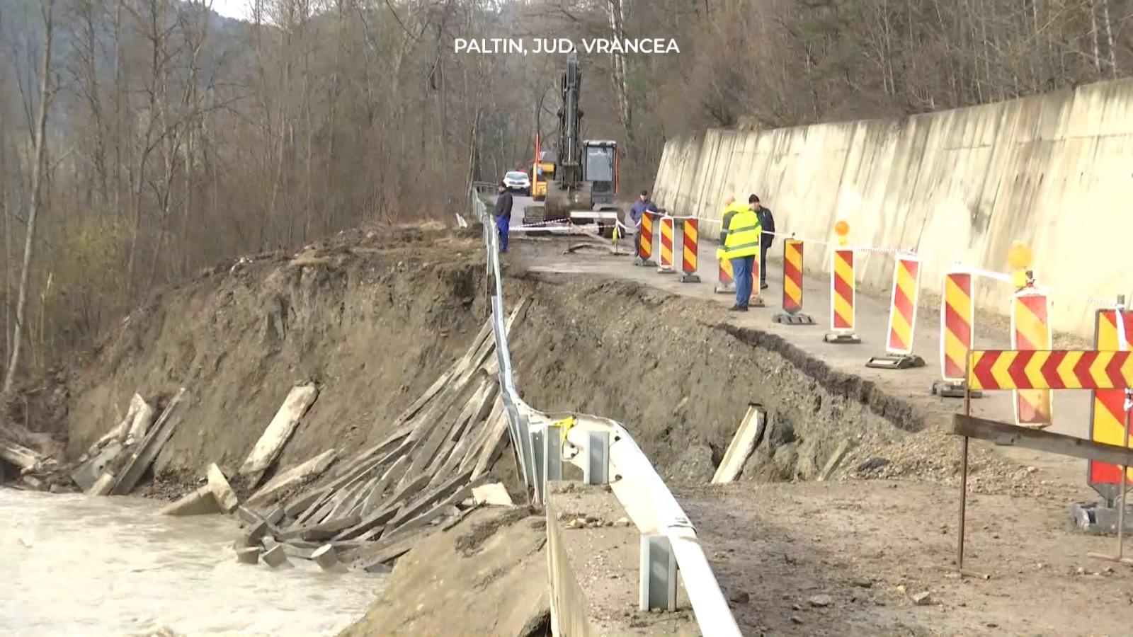 7.000 de oameni, la un pas să rămână izolaţi. Singurul drum de acces, rupt de inundaţii