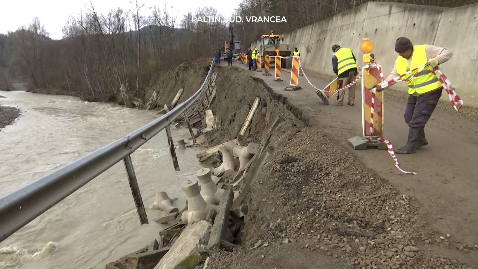 7.000 de oameni, la un pas să rămână izolaţi. Singurul drum de acces, rupt de inundaţii