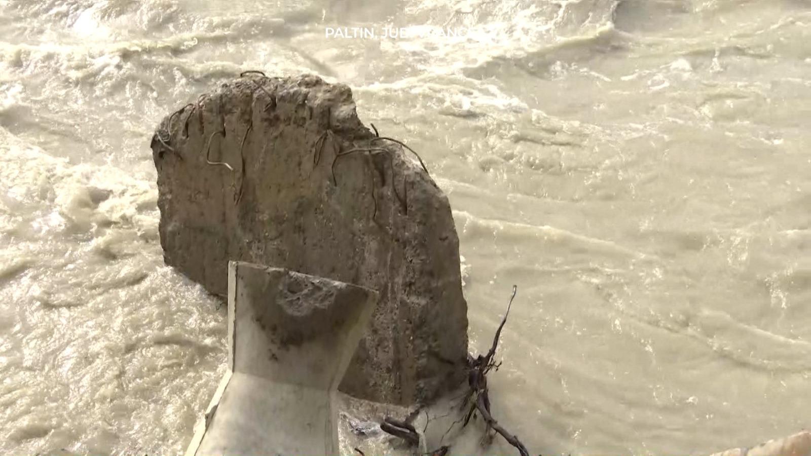 7.000 de oameni, la un pas să rămână izolaţi. Singurul drum de acces, rupt de inundaţii