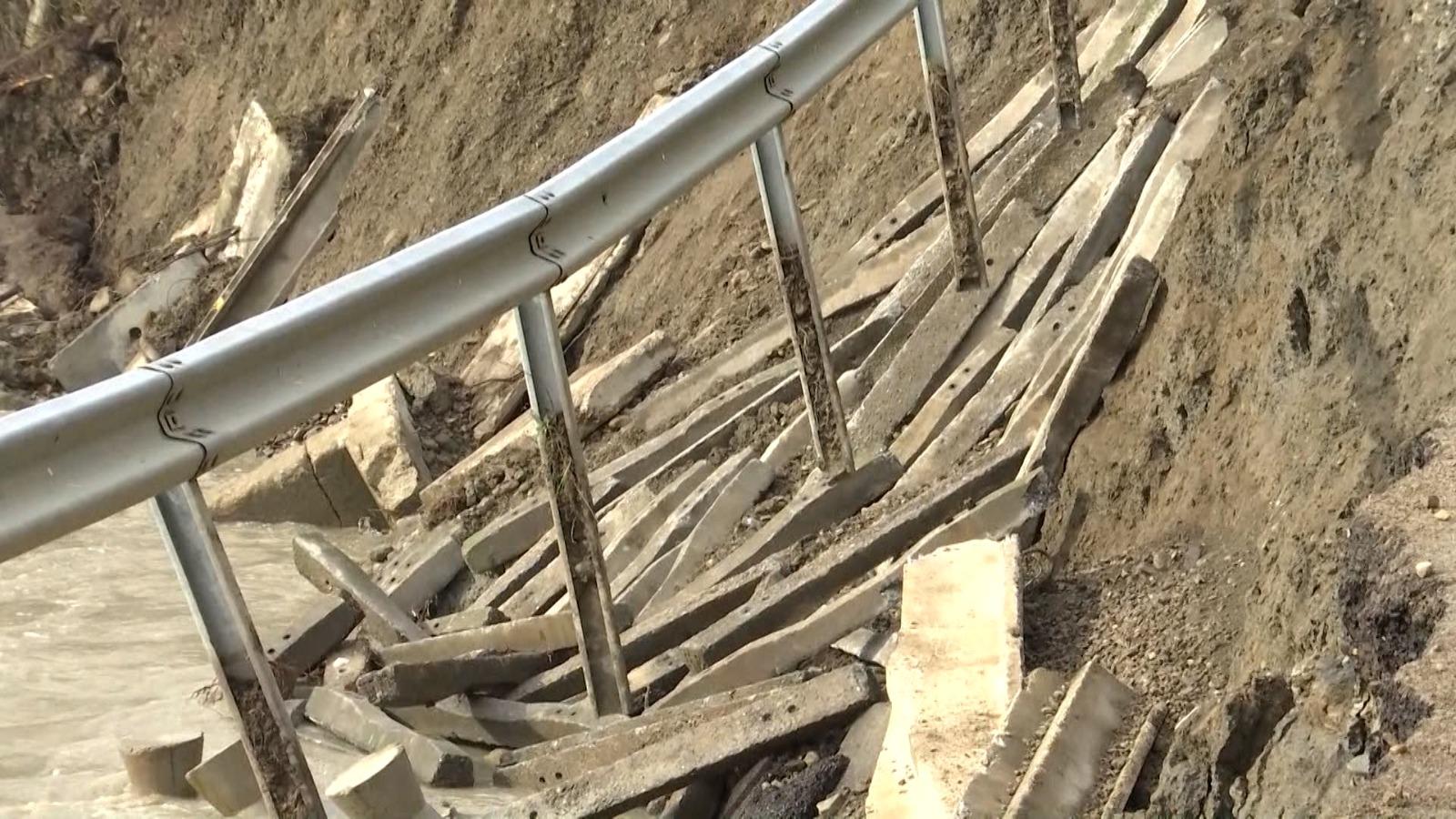 7.000 de oameni, la un pas să rămână izolaţi. Singurul drum de acces, rupt de inundaţii