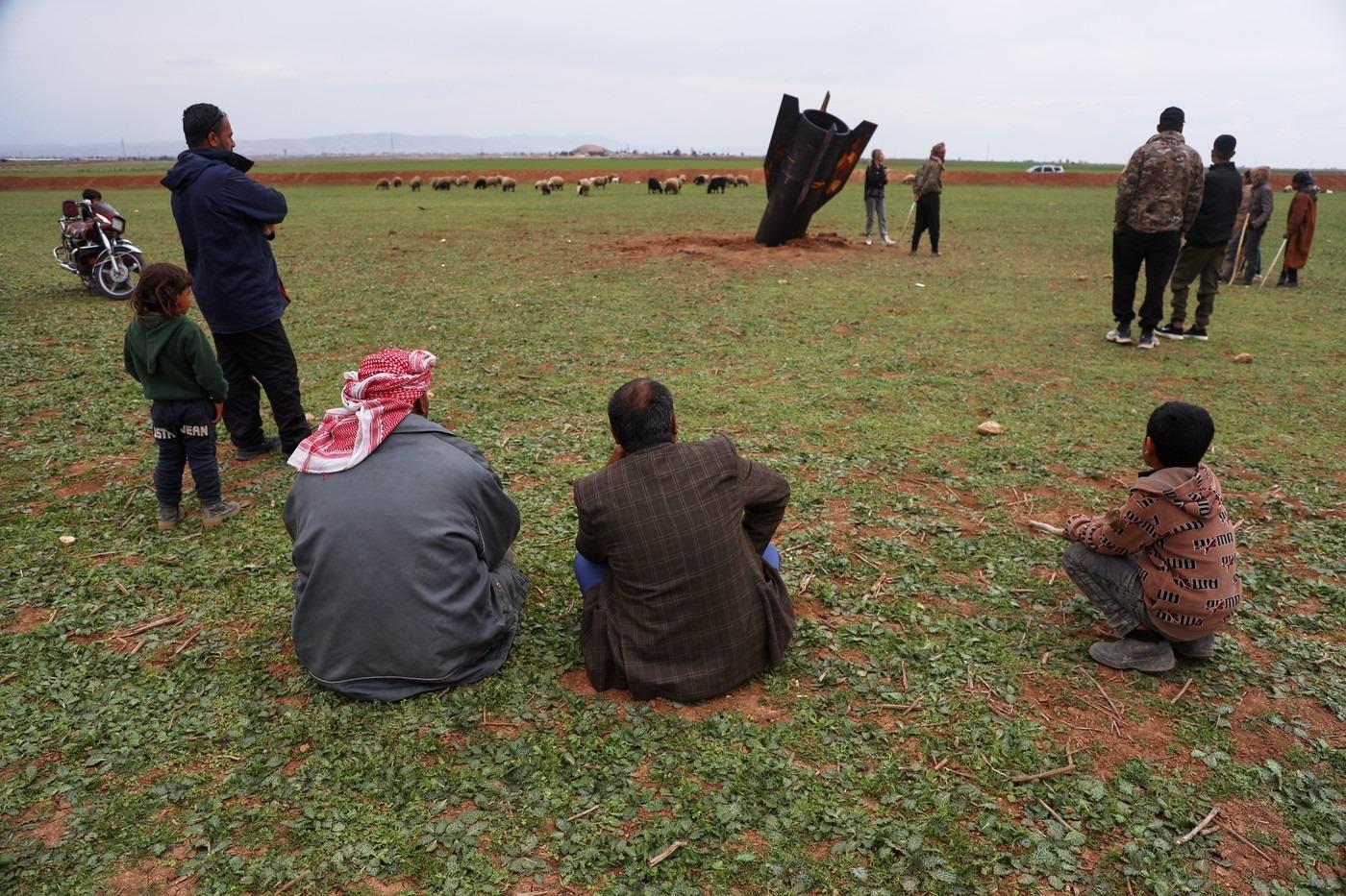 Imagini virale cu sirieni care analizează o rachetă balistică iraniană rămasă neexplodată