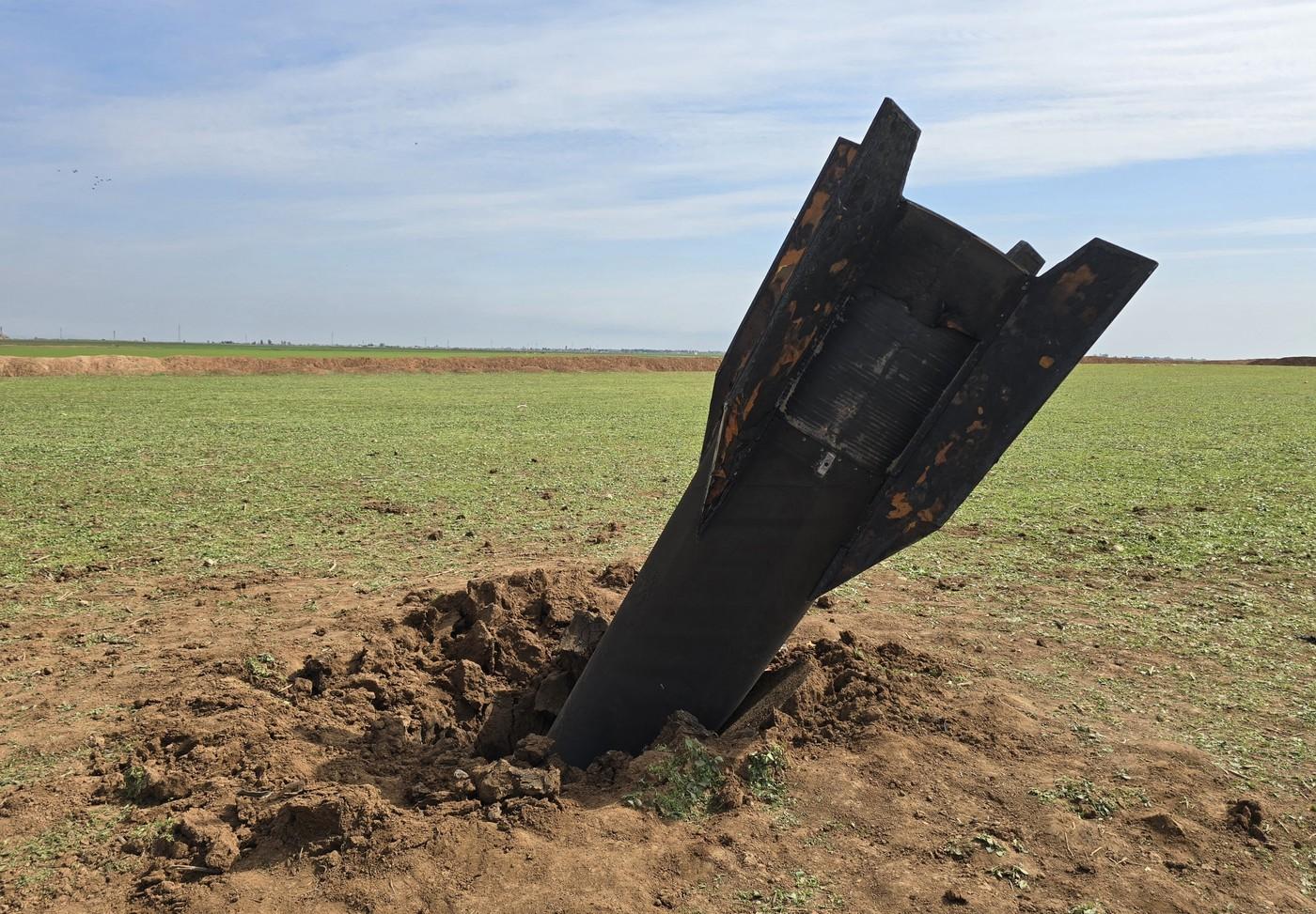 Imagini virale cu sirieni care analizează o rachetă balistică iraniană rămasă neexplodată