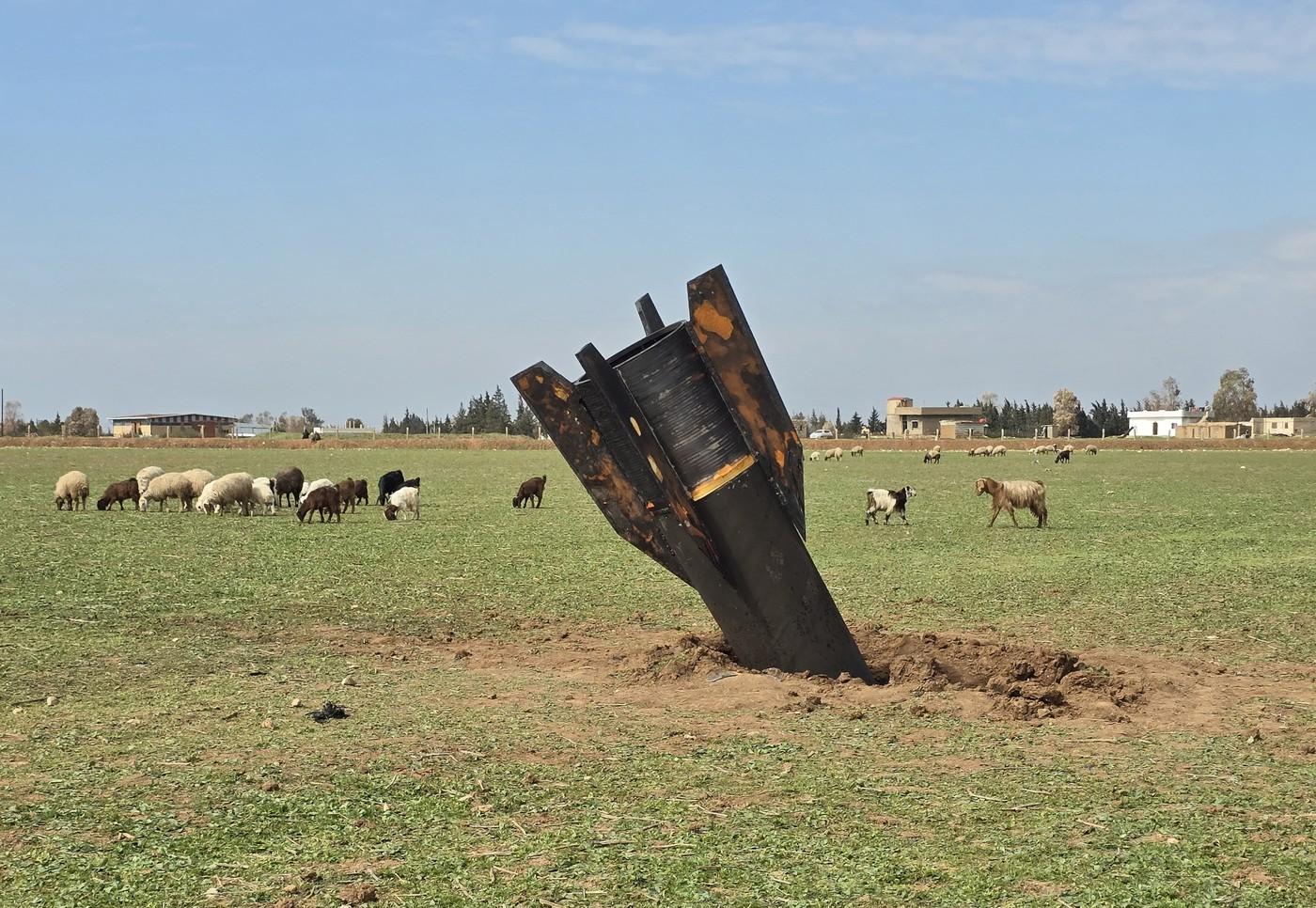 Imagini virale cu sirieni care analizează o rachetă balistică iraniană rămasă neexplodată