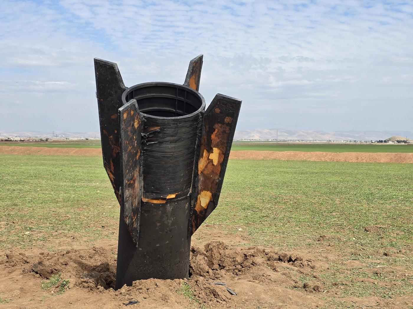 Imagini virale cu sirieni care analizează o rachetă balistică iraniană rămasă neexplodată