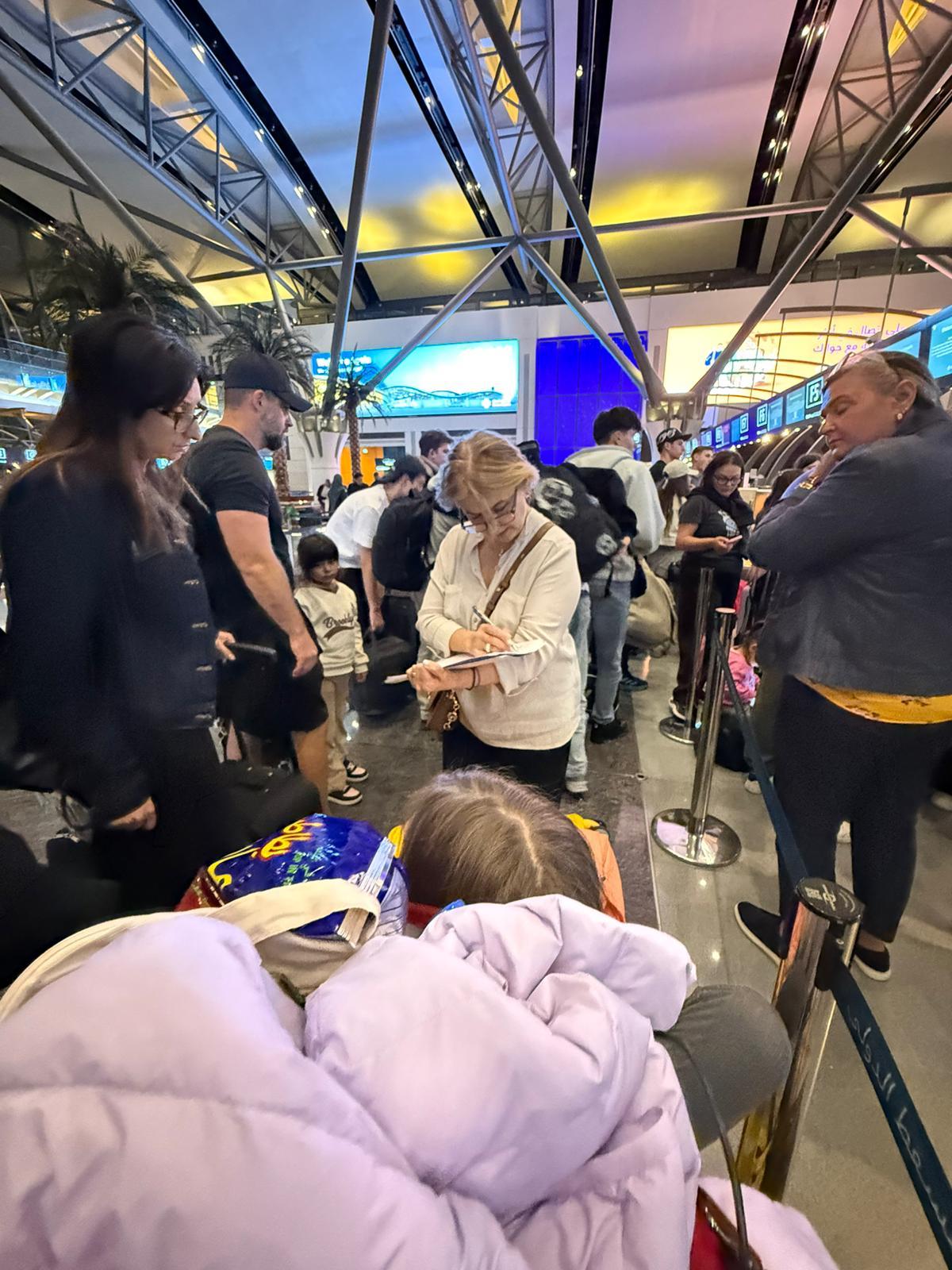 Cei 100 de copii rămaşi blocaţi în Dubai vin acasă. Avionul ajunge cu o întârziere de 4 ore