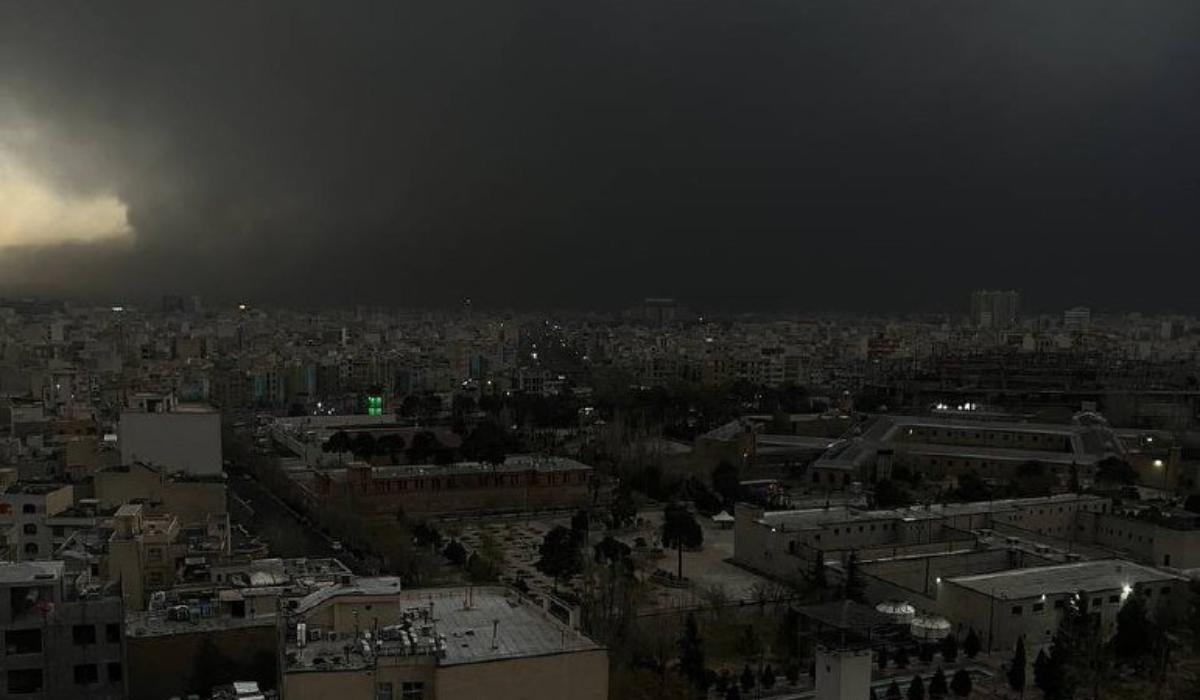 Teheranul, acoperit de fum negru după atacuri israeliene către ţinte petroliere