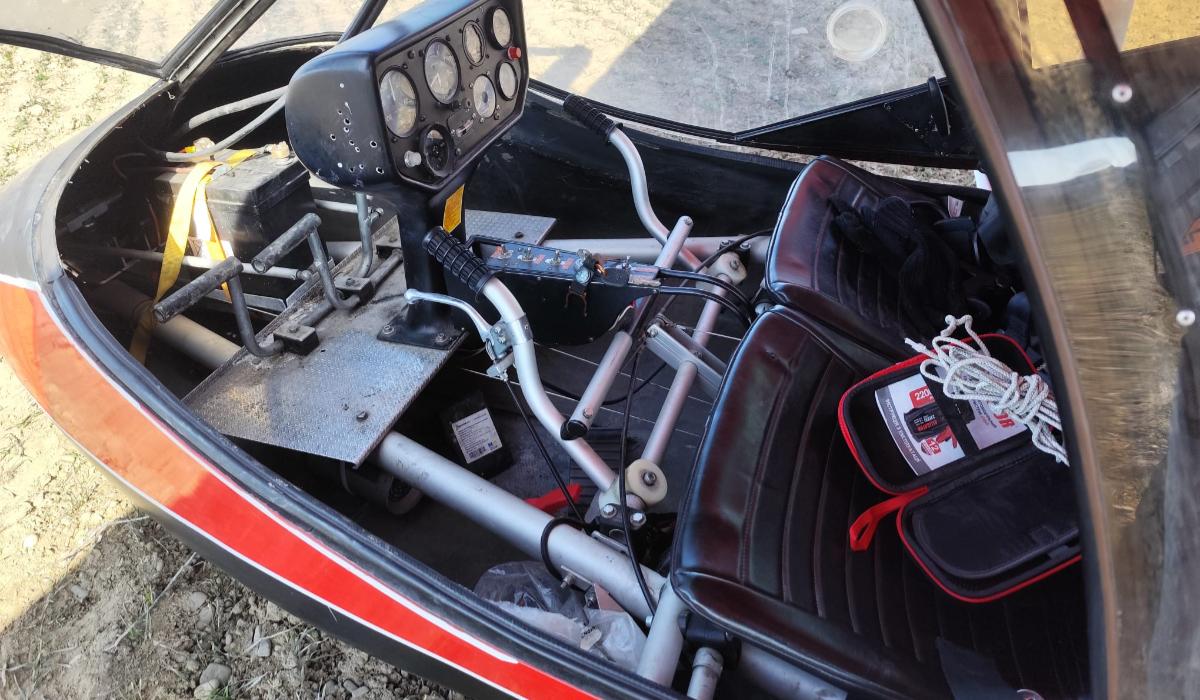 Un ucrainean a intrat ilegal în România cu un avion de mici dimensiuni. A aterizat într-o grădină din Suceava