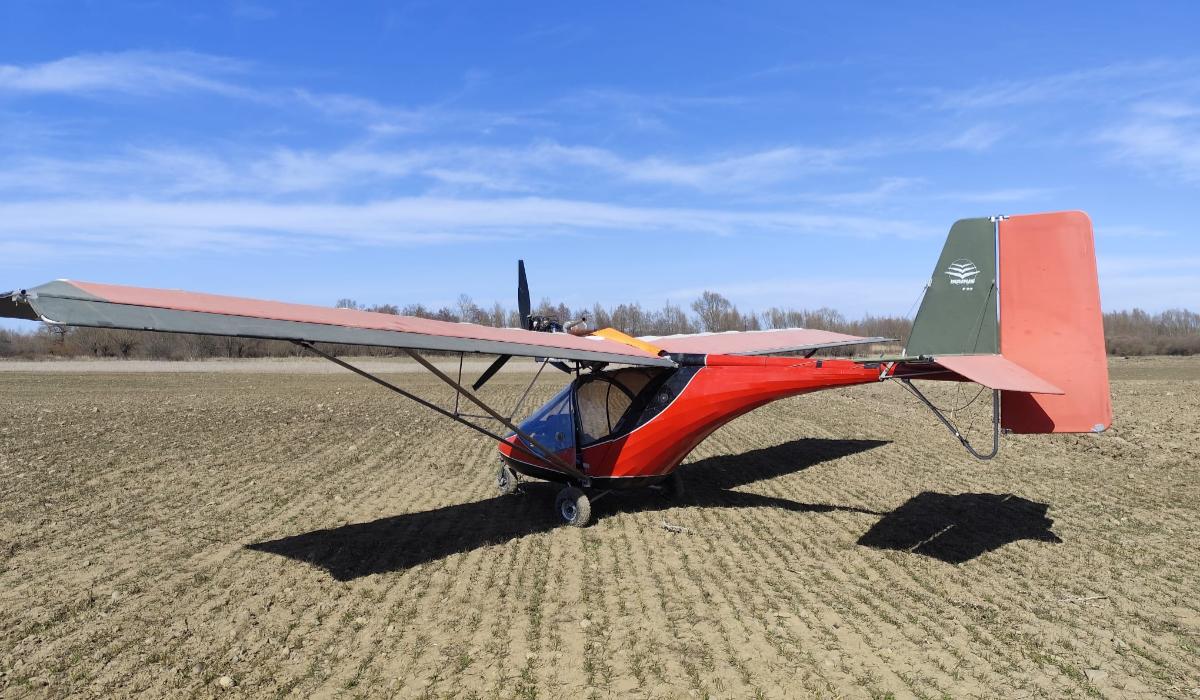 Un ucrainean a intrat ilegal în România cu un avion de mici dimensiuni. A aterizat într-o grădină din Suceava