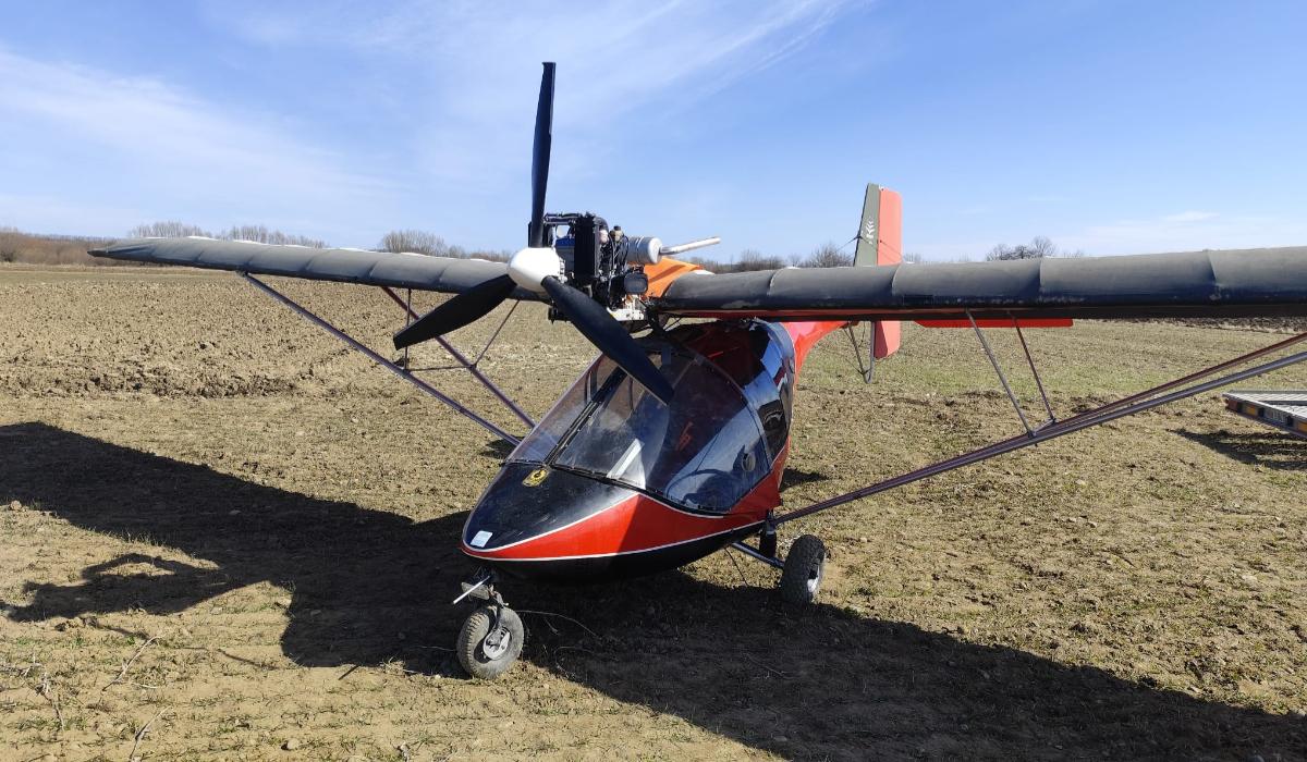 Un ucrainean a intrat ilegal în România cu un avion de mici dimensiuni. A aterizat într-o grădină din Suceava