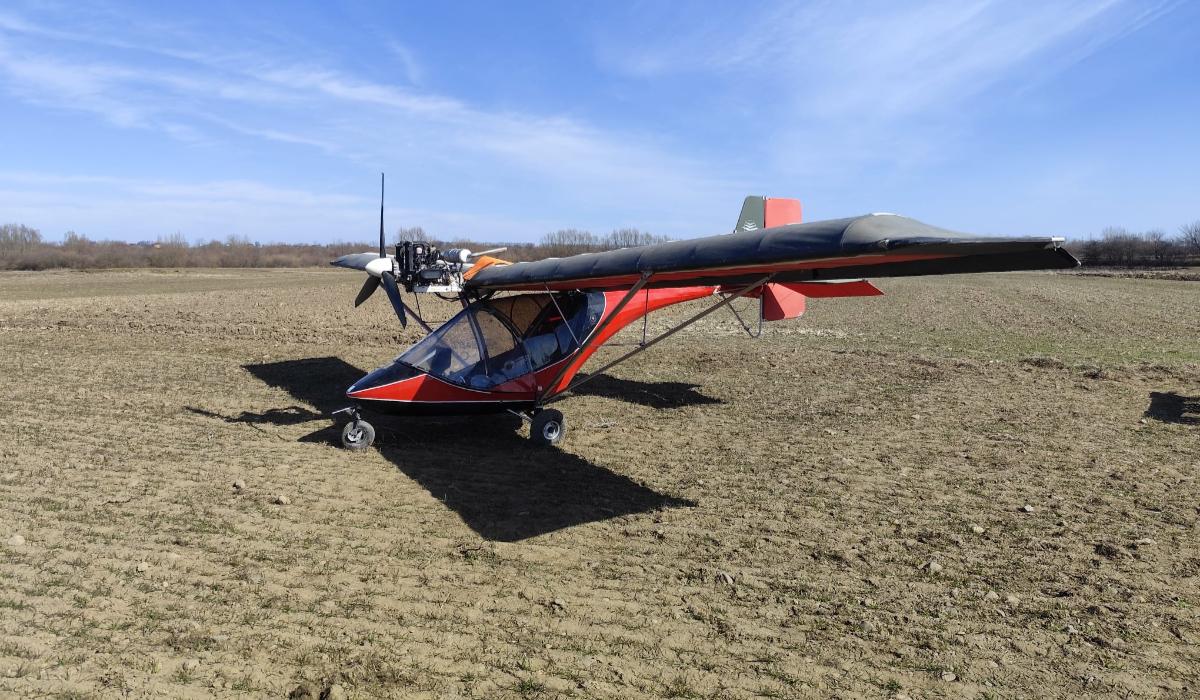 Un ucrainean a intrat ilegal în România cu un avion de mici dimensiuni. A aterizat într-o grădină din Suceava