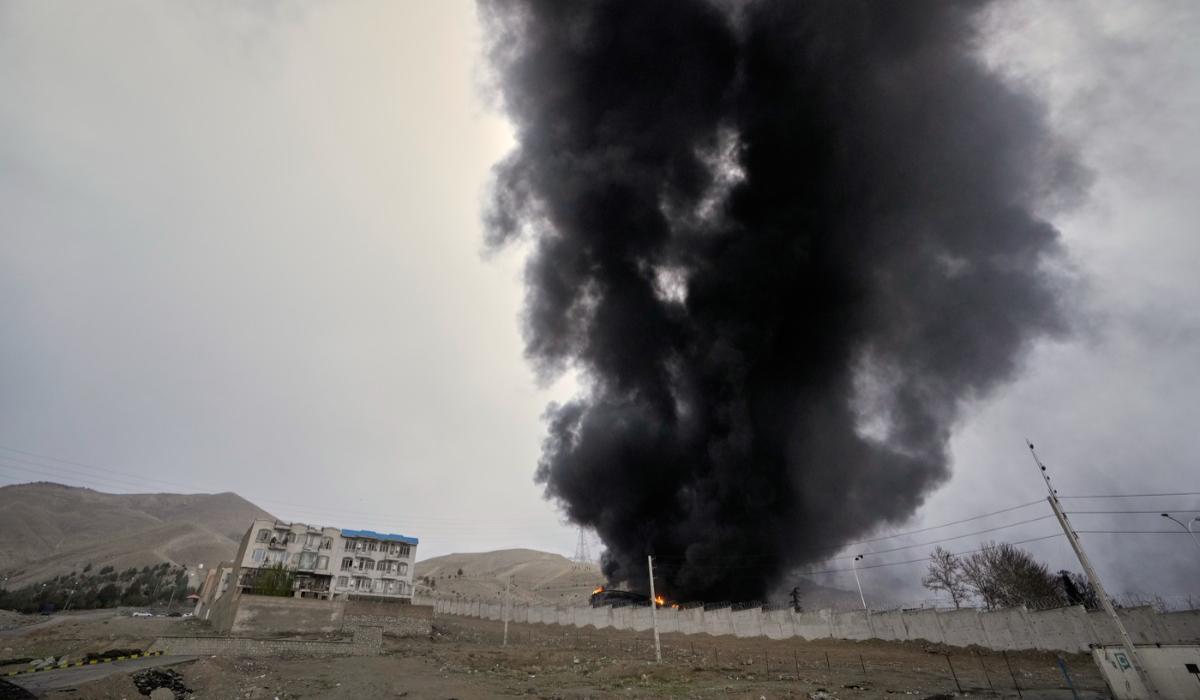 Un nor gros de fum după un atac americano-israelian asupra unui depozit de petrol al Teheranului