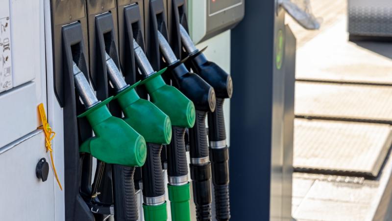 C&acirc;t ar ajunge să coste motorina &icirc;n Rom&acirc;nia p&acirc;nă la vară. Trei scenarii analizate pe fondul crizei petrolului