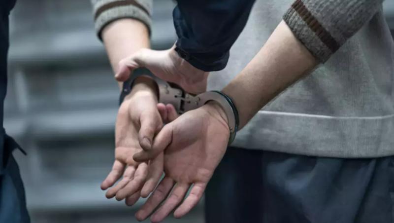 Adolescent de 17 ani din Sibiu, arestat după ce a ucis un bărbat de 73 de ani. L-a lovit cu bâta în cap