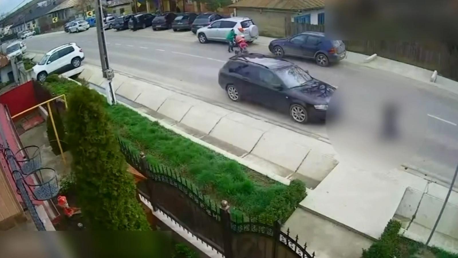 Momentul când un copil de 4 ani este izbit de o mașină în Bacău. A zburat câțiva metri chiar în fața mamei