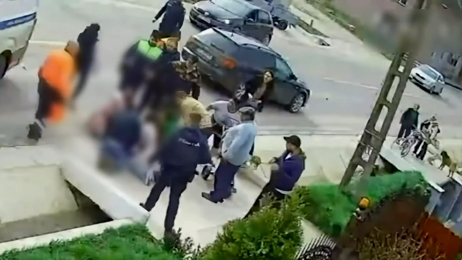 Momentul când un copil de 4 ani este izbit de o mașină în Bacău. A zburat câțiva metri chiar în fața mamei