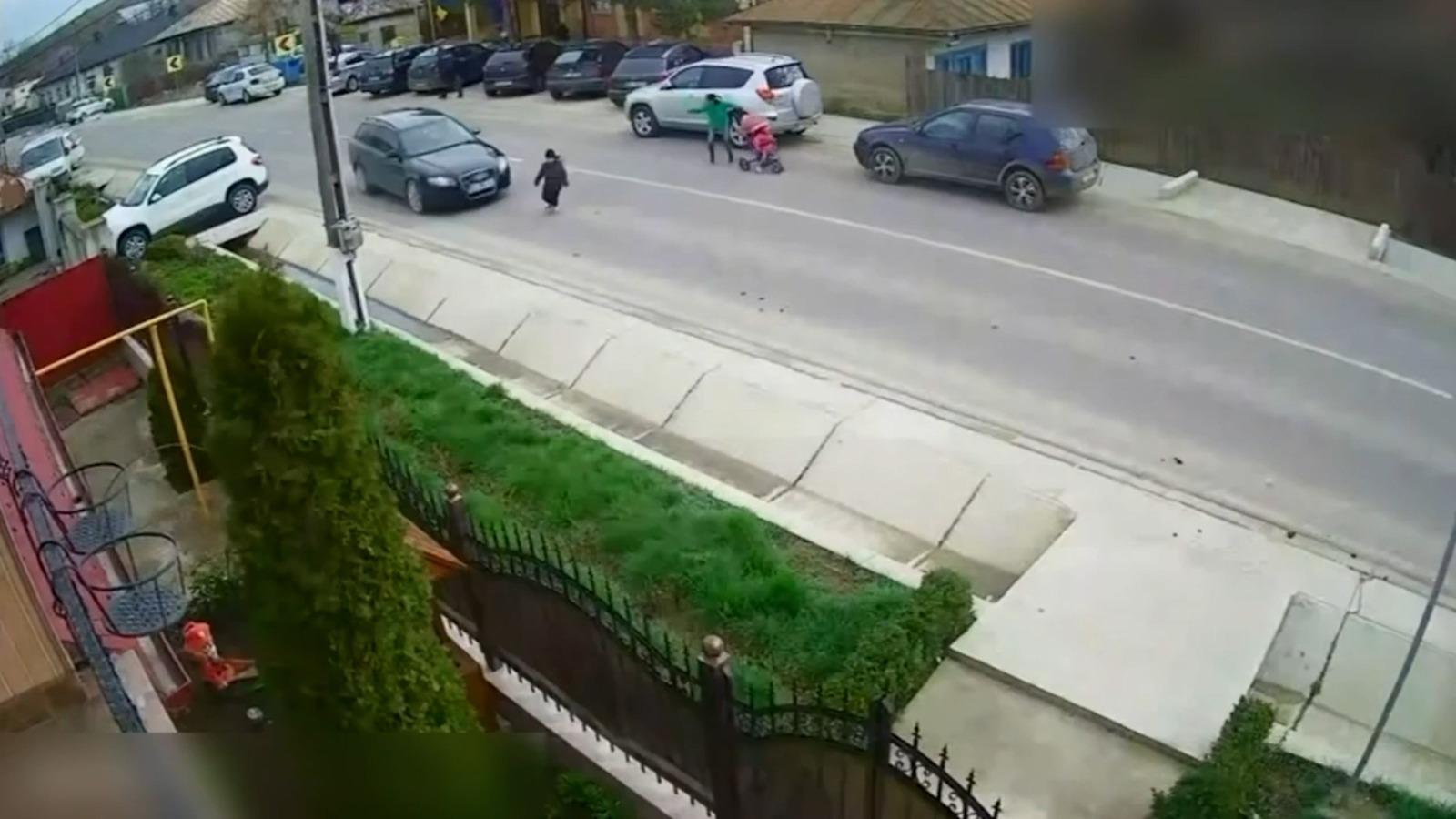 Momentul când un copil de 4 ani este izbit de o mașină în Bacău. A zburat câțiva metri chiar în fața mamei