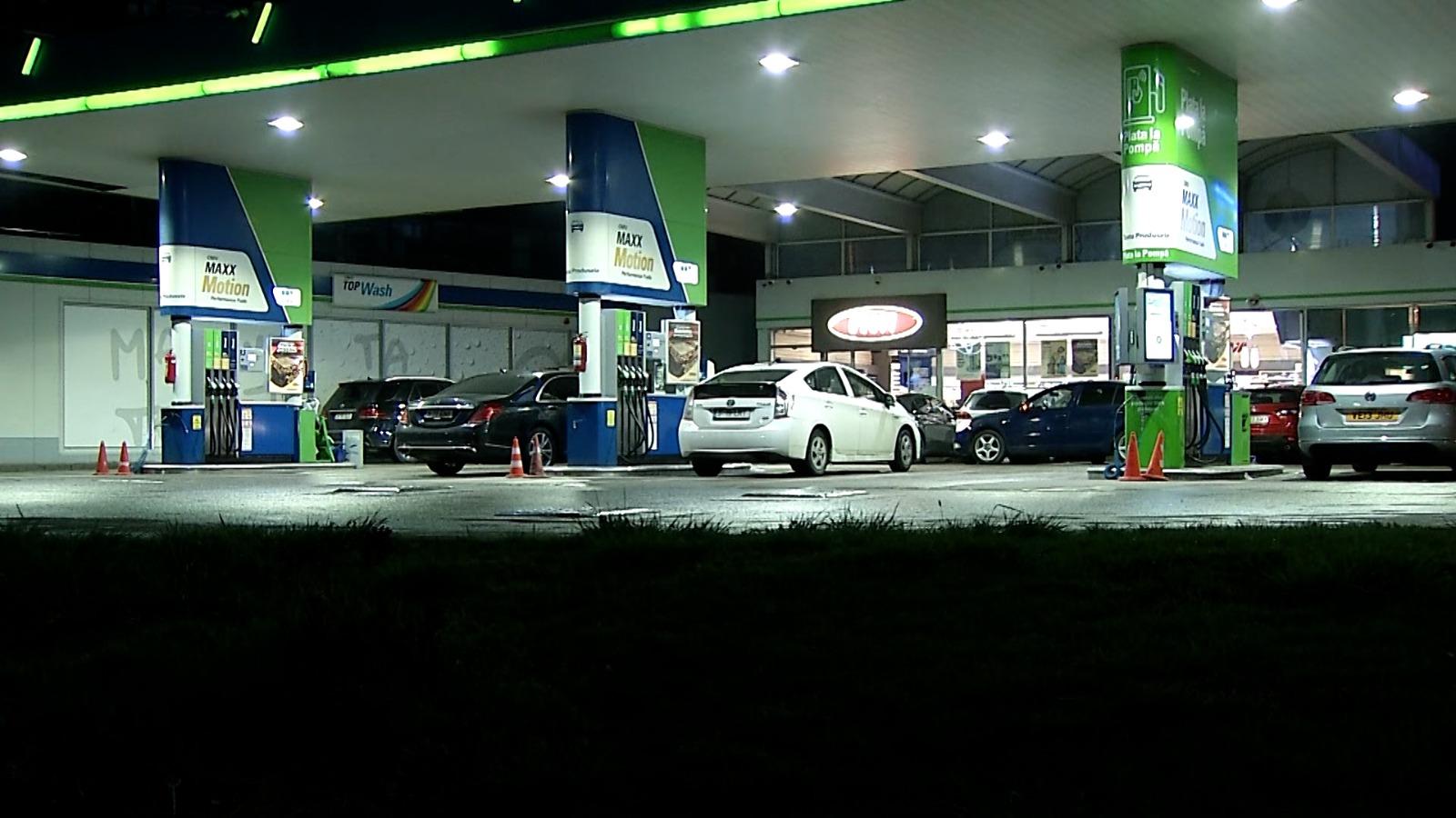 Un operator a redus prețul benzinei cu 77 de bani, în prima zi a stării de criză