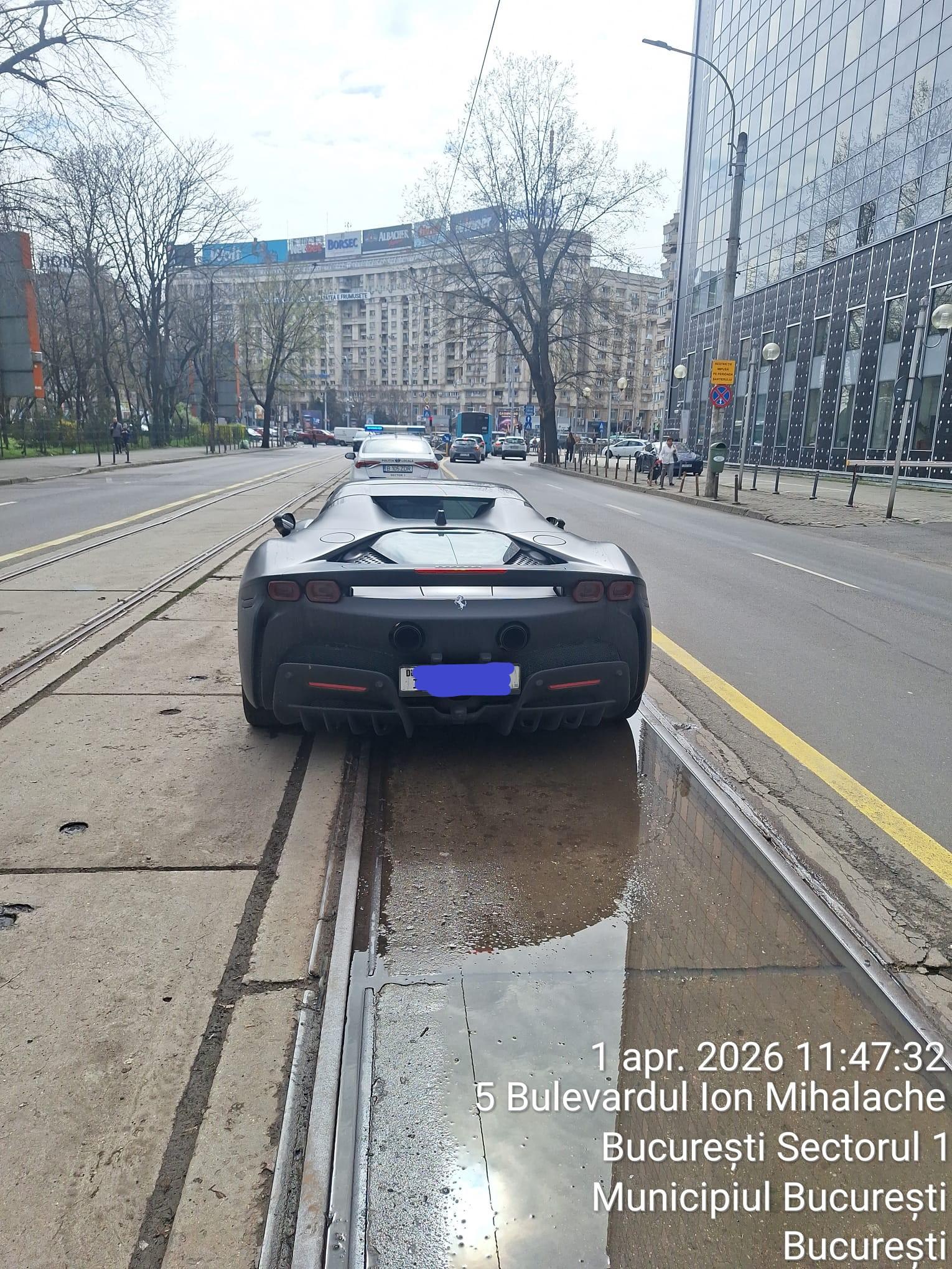 Și-a parcat Ferrariul pe linia de tramvai în Capitală. Cât trebuie să plătească bucureșteanul pentru tupeu