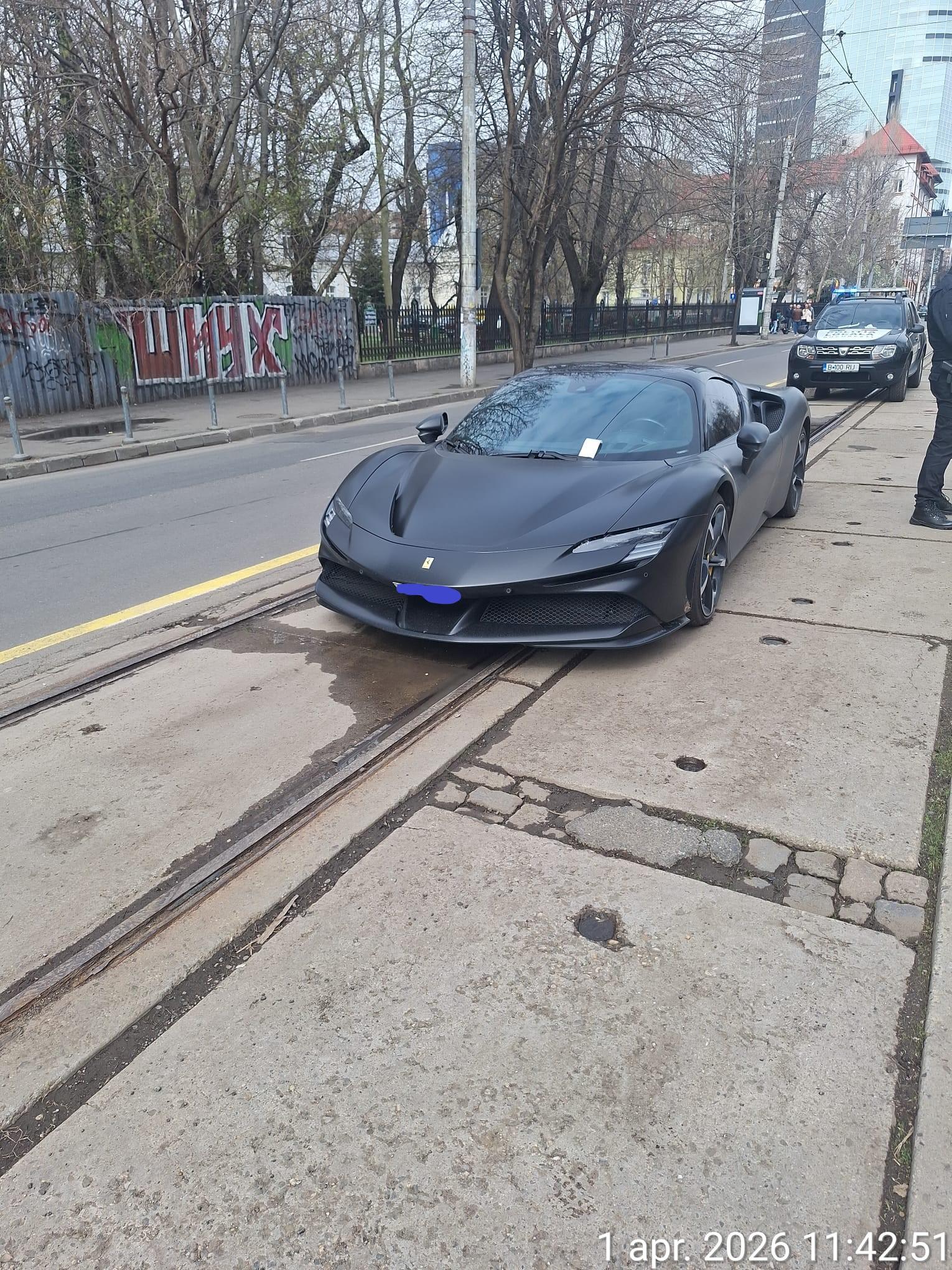 Și-a parcat Ferrariul pe linia de tramvai în Capitală. Cât trebuie să plătească bucureșteanul pentru tupeu