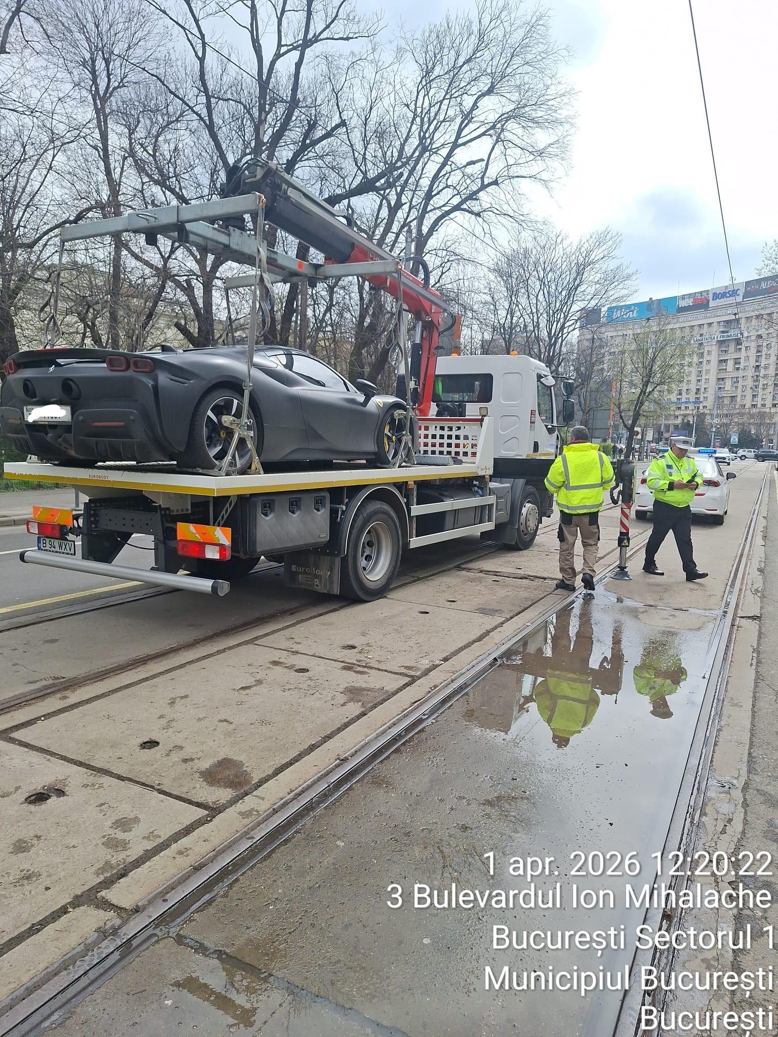 Și-a parcat Ferrariul pe linia de tramvai în Capitală. Cât trebuie să plătească bucureșteanul pentru tupeu
