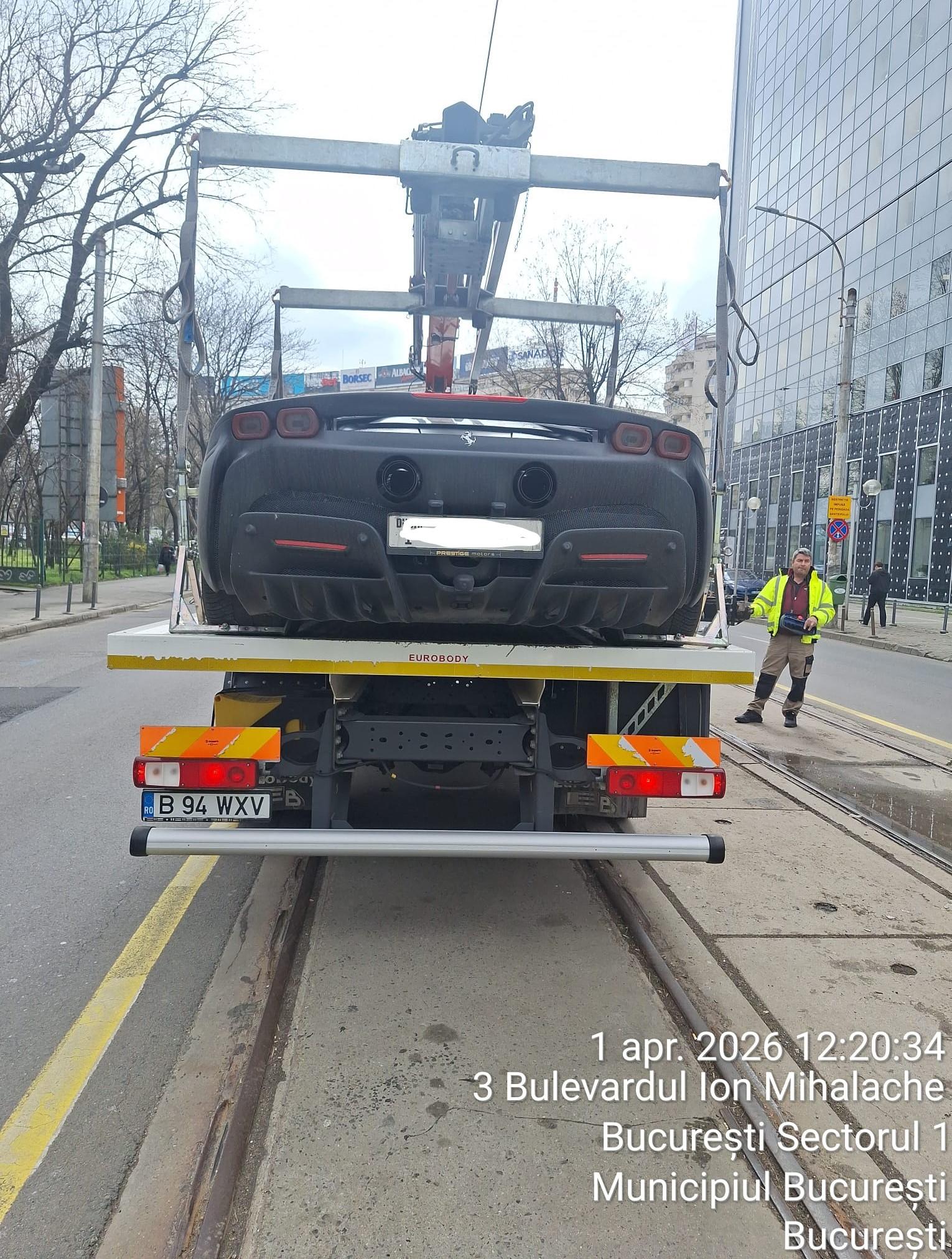 Și-a parcat Ferrariul pe linia de tramvai în Capitală. Cât trebuie să plătească bucureșteanul pentru tupeu