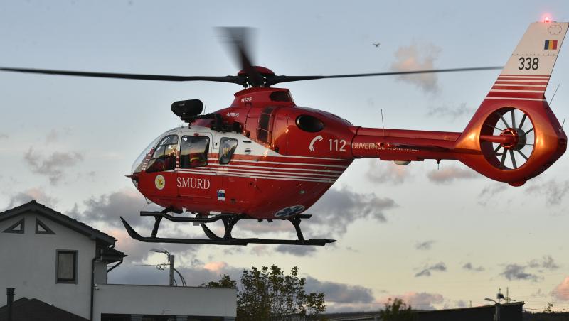 Bărbat de 33 de ani, prins sub un utilaj răsturnat la Domașnea. A fost dus la spital cu elicopterul SMURD