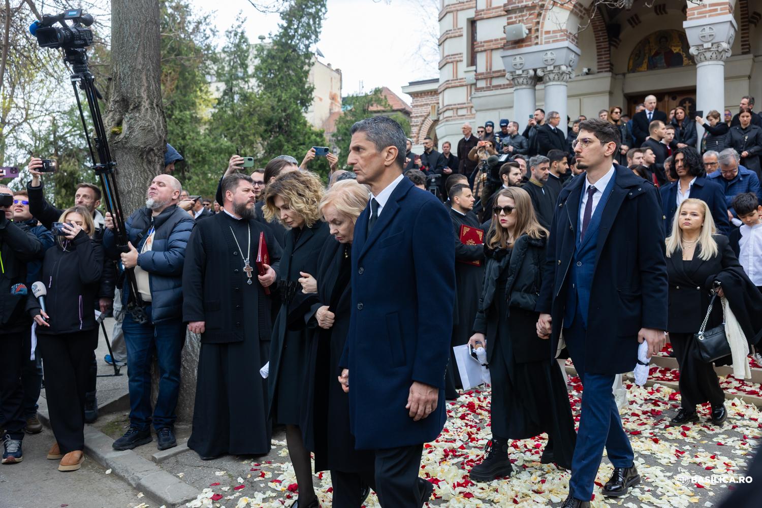 Mircea Lucescu a fost înmormântat cu onoruri militare la cimitirul Bellu din Capitală