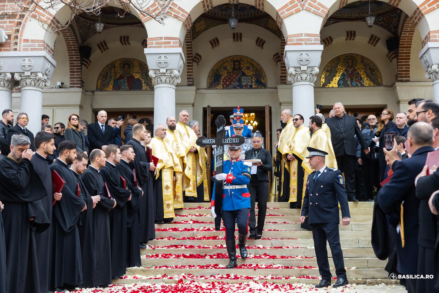 Mircea Lucescu a fost înmormântat cu onoruri militare la cimitirul Bellu din Capitală