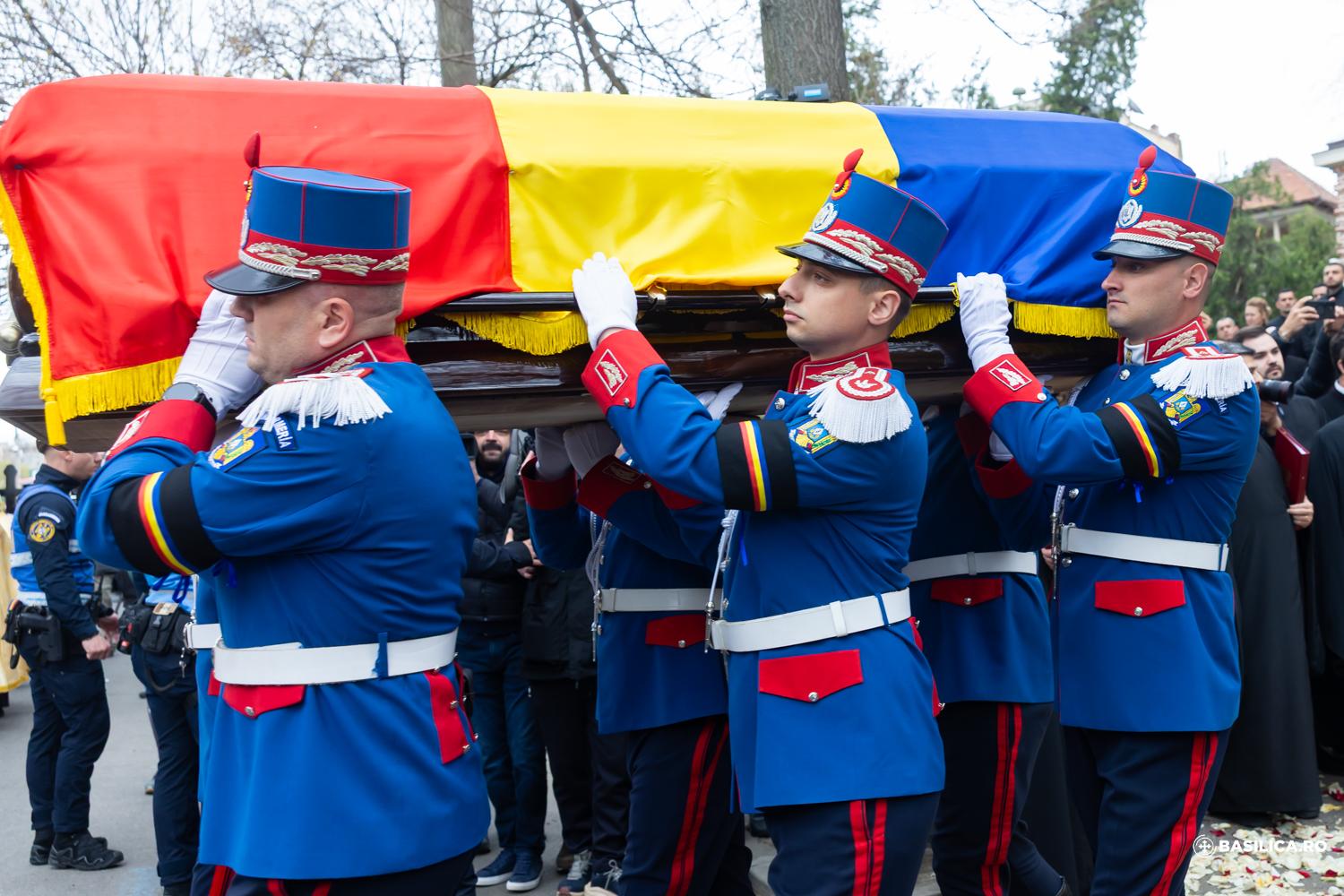 Mircea Lucescu a fost înmormântat cu onoruri militare la cimitirul Bellu din Capitală