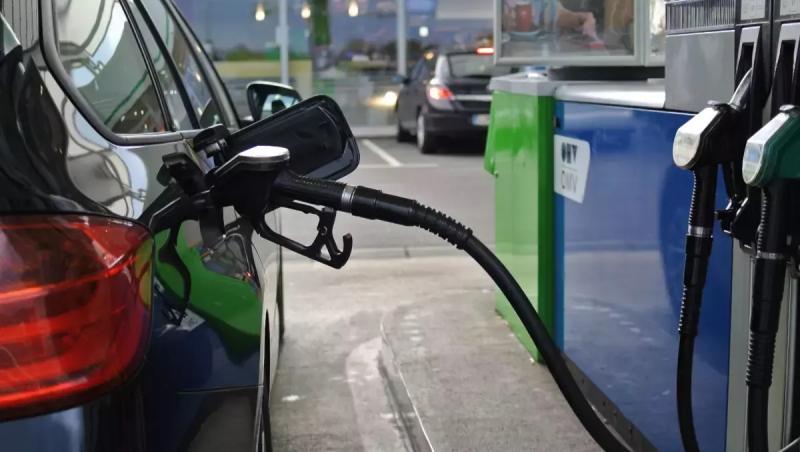 Preţurile la carburanţi sunt în scădere, faţă de cele afişate în ziua precedentă