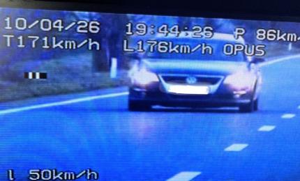 Șoferiță prinsă cu 176 km/h pe DN 38. Motivul invocat: "Se ard cozonacii în cuptor"