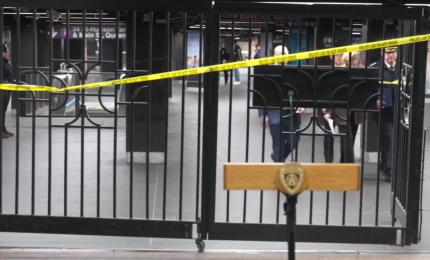 Bărbat, împuşcat mortal de poliţişti după ce a înjunghiat trei persoane la metroul din New York