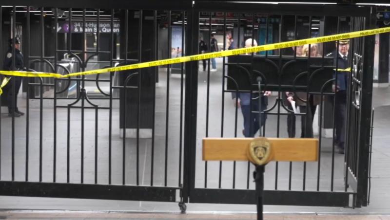 Bărbat, împuşcat mortal de poliţişti după ce a înjunghiat trei persoane la metroul din New York