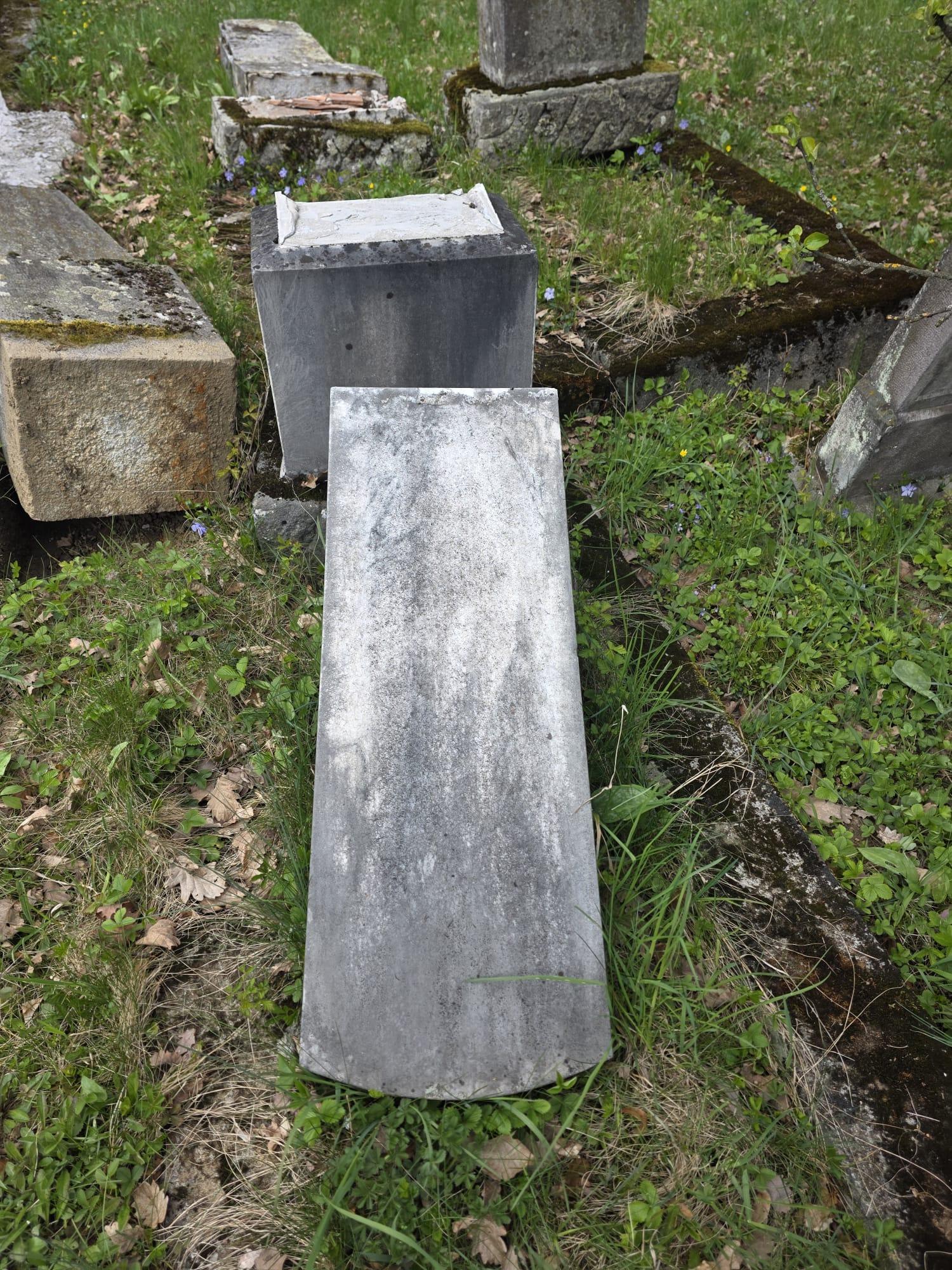 Monumente funerare răsturnate în cimitirul evreiesc din Reghin