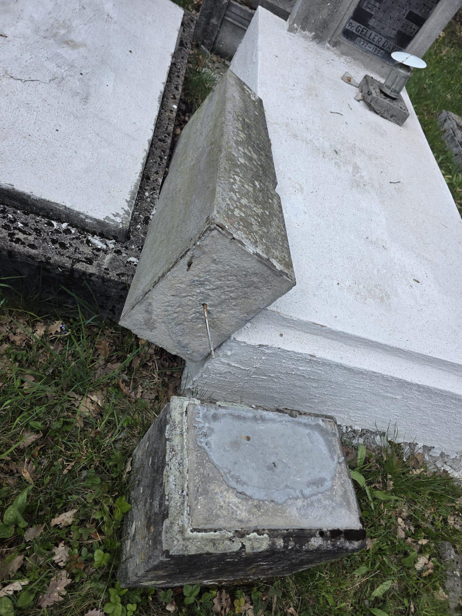 Monumente funerare răsturnate în cimitirul evreiesc din Reghin