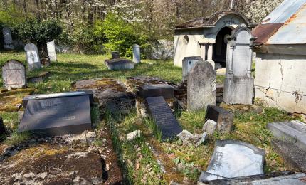 Monumente funerare răsturnate în cimitirul evreiesc din Reghin