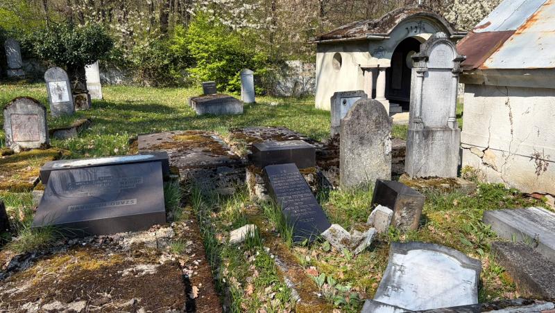 Monumente funerare răsturnate în cimitirul evreiesc din Reghin