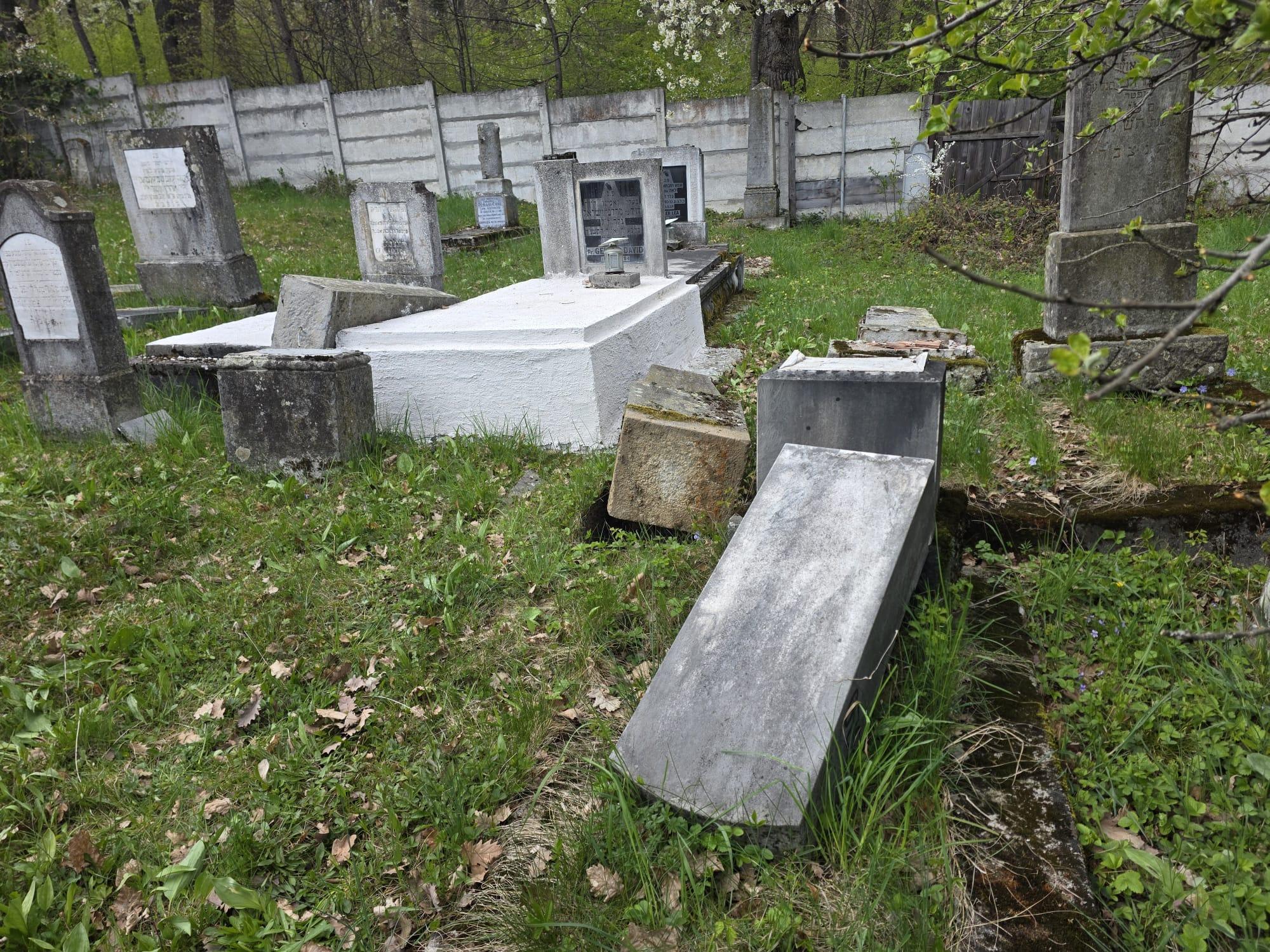 Monumente funerare răsturnate în cimitirul evreiesc din Reghin