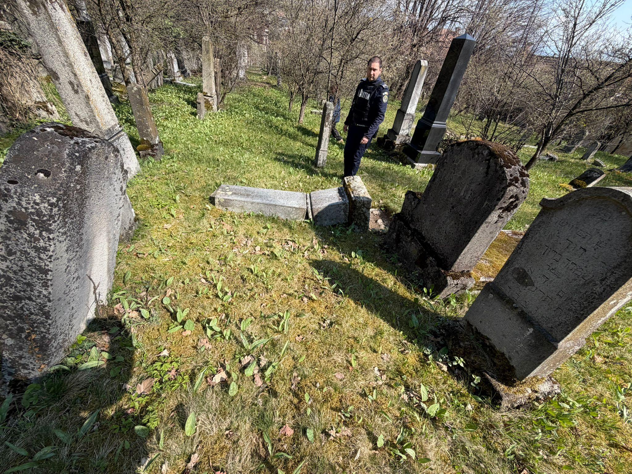 Monumente funerare răsturnate în cimitirul evreiesc din Reghin