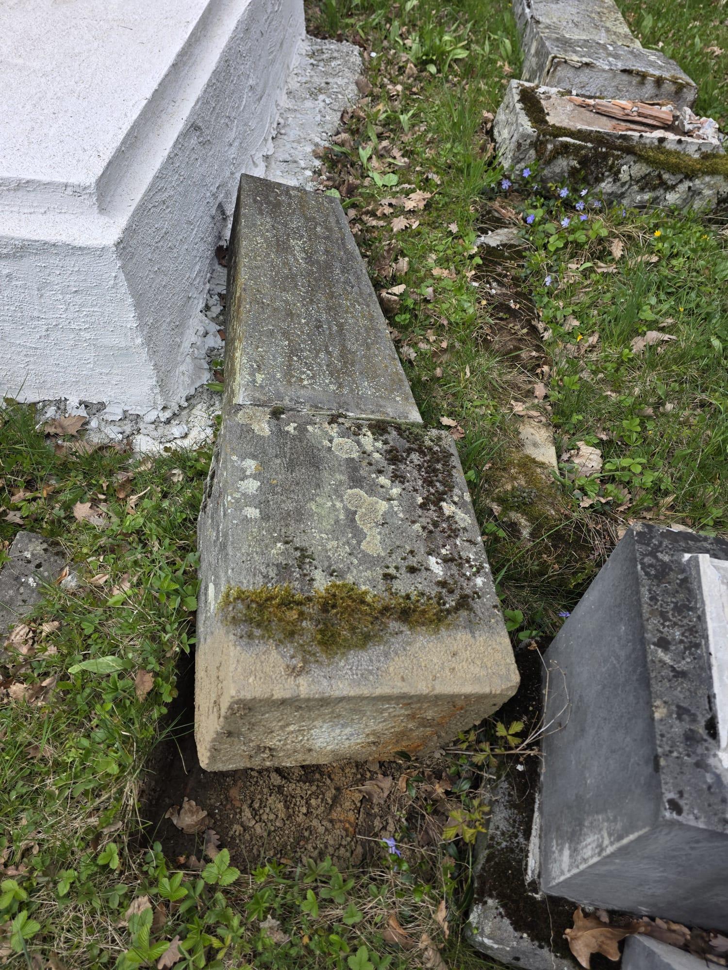 Monumente funerare răsturnate în cimitirul evreiesc din Reghin