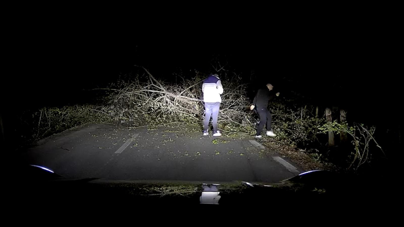 "Nu pot să cred, au ieşit de pe drum. Mi-e rău". Momentul când Mihai şi David sunt găsiţi de prietenii lor