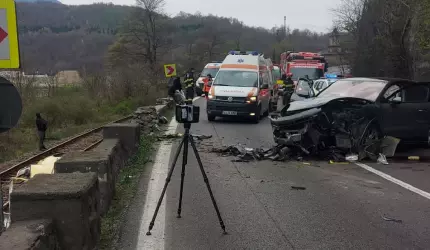 Tânără însărcinată, moartă într-un accident în Vâlcea. Alte trei persoane au fost grav rănite
