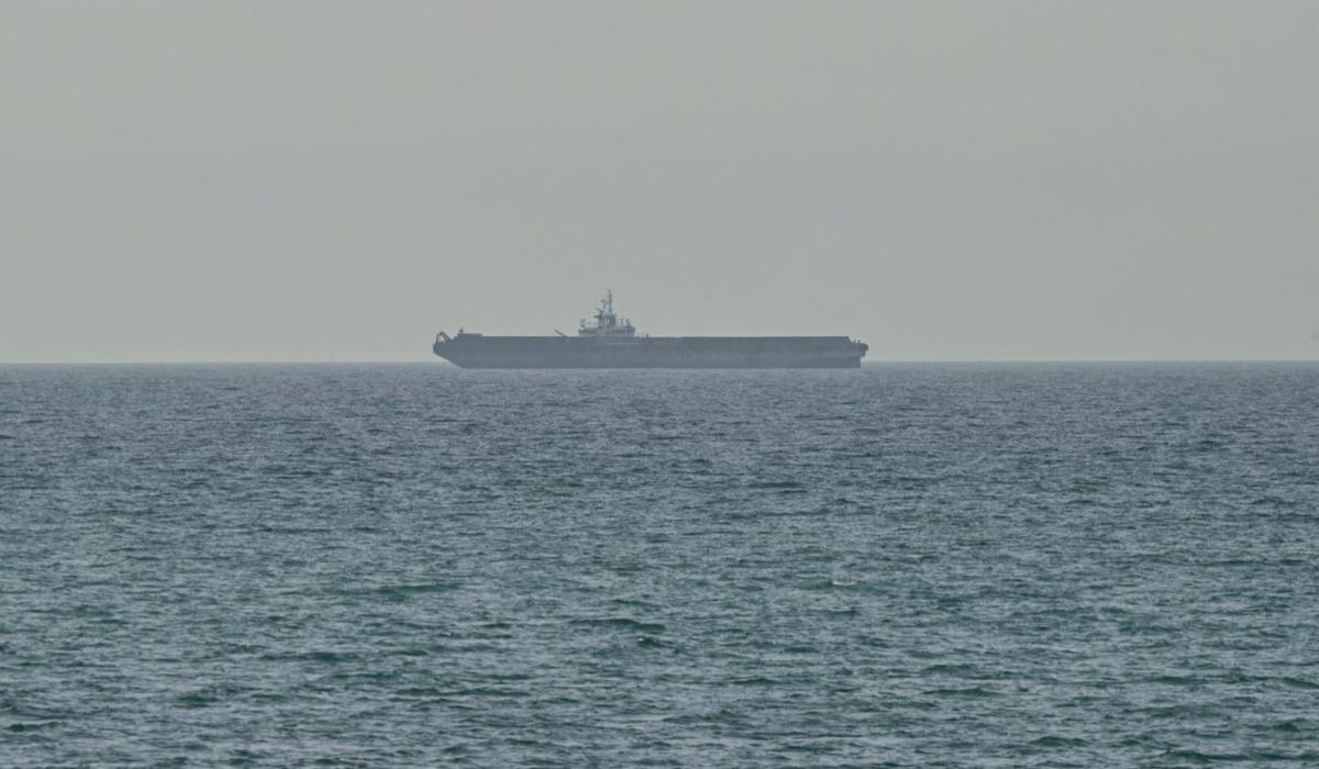 O navă este surprinsă în apropierea Strâmtorii Ormuz, la o zi după eșecul negocierilor de pace dintre SUA și Iran