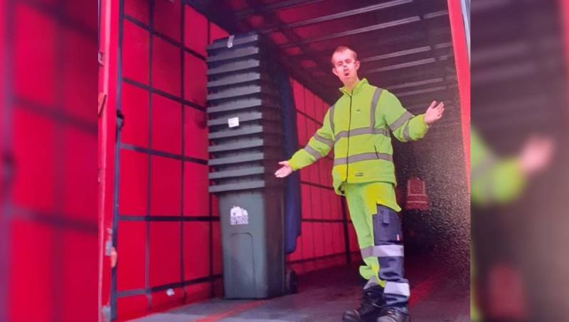 A vrut să fie gunoier de mic, dar a fost respins de trei ori după 9 luni de muncă gratis