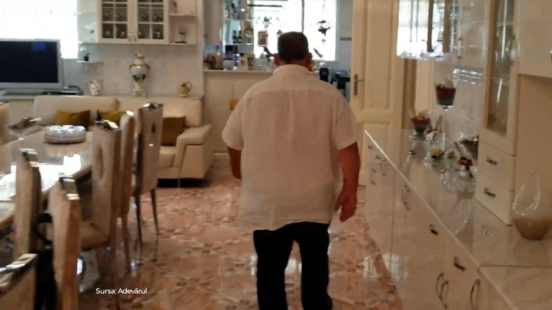 Cum au pus mâna clanurile din Timişoara pe vile istorice. Momiţă Bona se lăuda cu investiiţile făcute