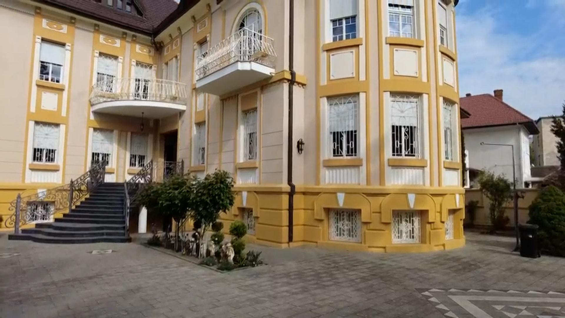 Cum au pus mâna clanurile din Timişoara pe vile istorice. Momiţă Bona se lăuda cu investiiţile făcute