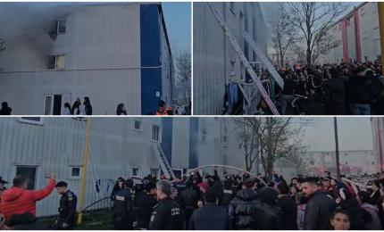 11 persoane, printre care 4 copii, au ajuns la spital după ce o clădire din Constanța a luat foc