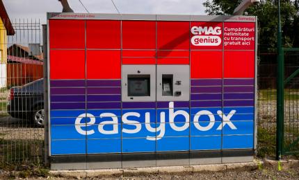 eMAG introduce de mâine o taxă pentru fiecare comandă. Cât vor plăti în plus clienţii