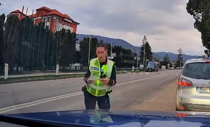Şofer amendat pentru că poliţista s-a supărat pe el: "Aţi trecut pe galben" / "Era verde" / "Era galben, da?"