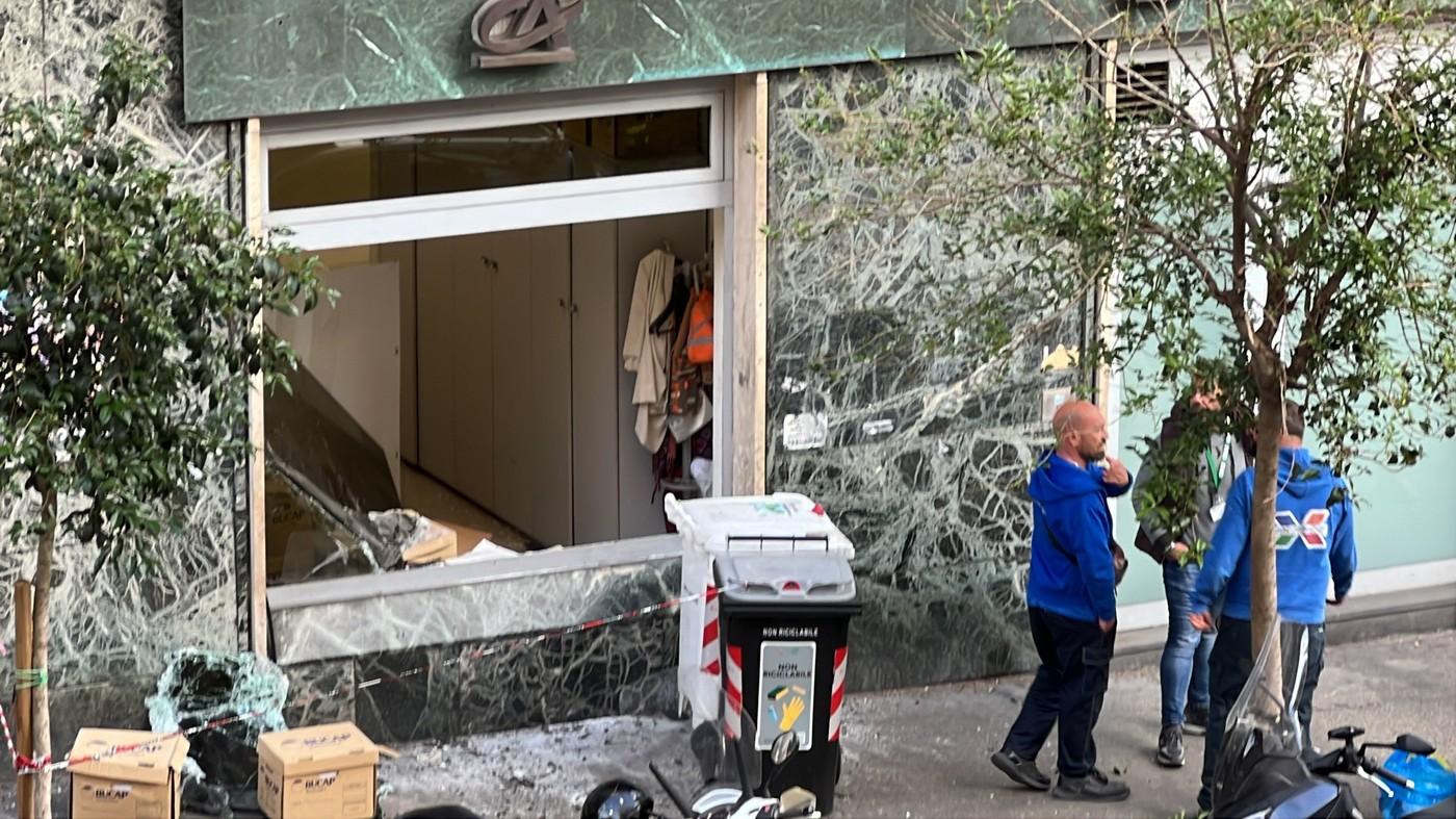 Imagini dezolante în urma jafului de la o bancă în Napoli. Ce au lăsat în urmă hoţii
